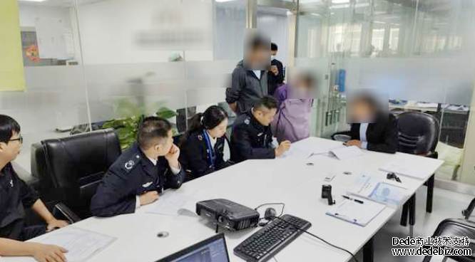 執(zhí)法人員進行現(xiàn)場調(diào)查